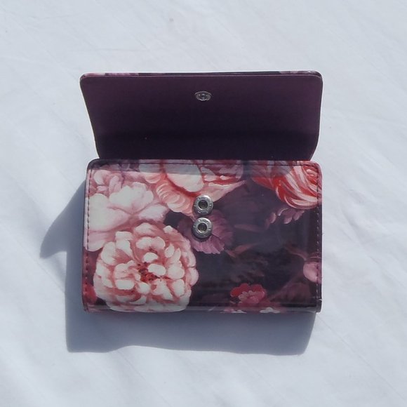 Safe Keeper Handbags - Floral Patent Leather Women’s Wallet - Pink Floral RFID